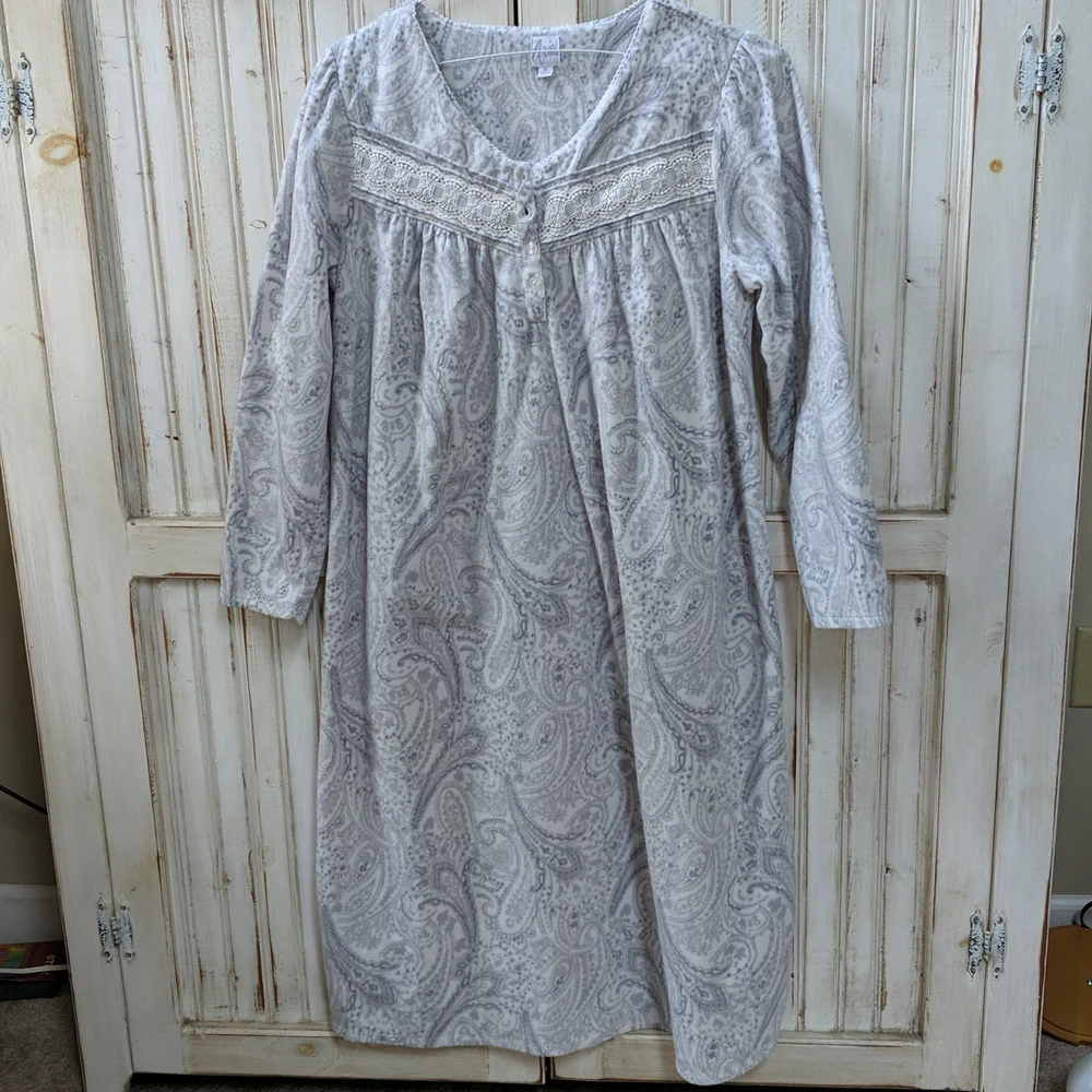 Aria, women's fleece nightgown. Size M
